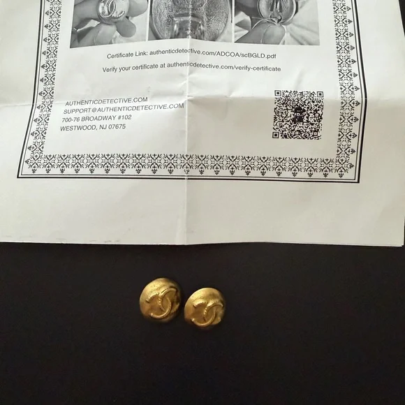 CHANEL Gold-Tone CC Dome Earrings Vintage - Picture 8 of 9